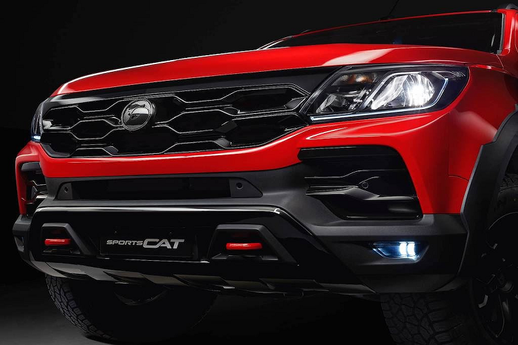 HSV sẽ bán Colorado Sportscat Series 2 với biến thể là Sportscar V và Sportscat SV. Cả 2 đều có khoảng sáng gầm tăng lên 45mm, nay đạt 251mm cùng góc tới 32 độ và hệ thống treo trước với các lò xo với độ cứng tăng lên 110N/mm và các thanh ổn định phía trước.