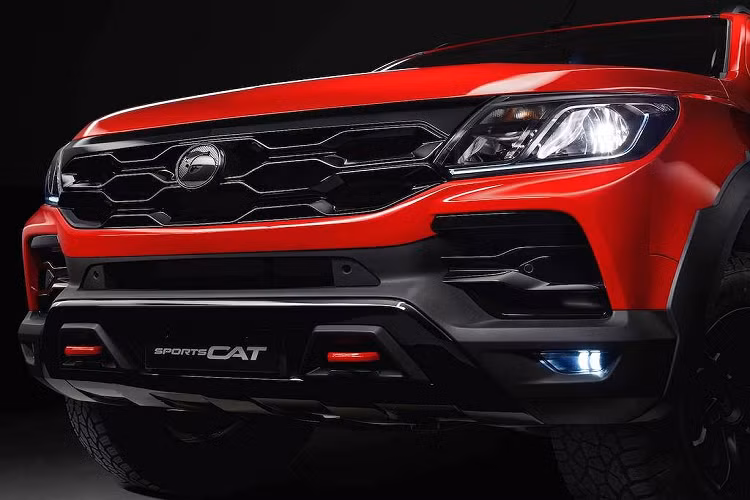 HSV sẽ bán Colorado Sportscat Series 2 với biến thể là Sportscar V và Sportscat SV. Cả 2 đều có khoảng sáng gầm tăng lên 45mm, nay đạt 251mm cùng góc tới 32 độ và hệ thống treo trước với các lò xo với độ cứng tăng lên 110N/mm và các thanh ổn định phía trước.