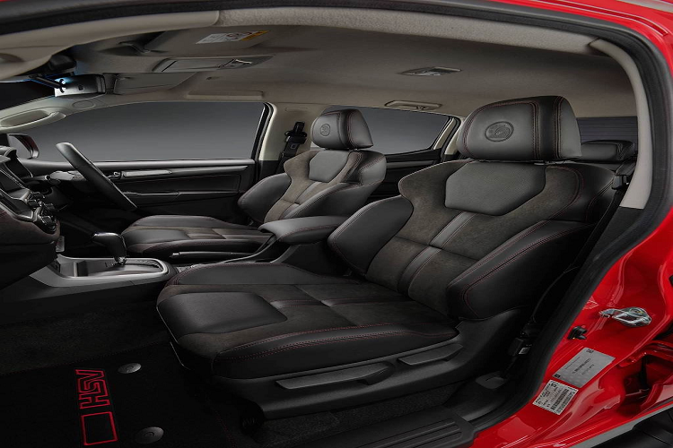 Các trang bị an toàn tiêu chuẩn gồm 7 túi khí, cảnh báo đâm va trước, cảnh báo chuyển làn, chống lắc rơ-mooc, hỗ trợ đỗ xe trước sau và camera lùi.