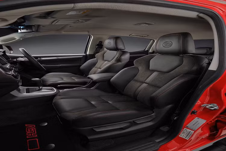 Các trang bị an toàn tiêu chuẩn gồm 7 túi khí, cảnh báo đâm va trước, cảnh báo chuyển làn, chống lắc rơ-mooc, hỗ trợ đỗ xe trước sau và camera lùi.