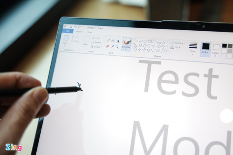 Giống mẫu S740, C940 cũng có 2 kích thước màn hình, tối đa 15,6 inch. Phiên bản màn hình lớn có thêm lựa chọn cấu hình cao hơn như vi xử lý Intel Core i9, card đồ họa rời, sạc nhanh. 