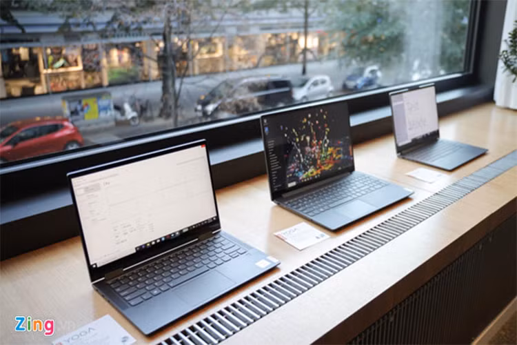 Yoga là dòng sản phẩm máy tính cao cấp của Lenovo. Năm nay, hãng định hướng dòng máy này với các công nghệ “thông minh hơn”, trong số đó có nhiều công nghệ học từ smartphone. 
