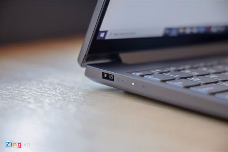 Tuy nhiên, mẫu Lenovo Yoga S740 lại chưa thực sự “tương thích” tốt với smartphone khi sử dụng cổng sạc riêng, không thể sạc qua cổng USB Type-C có sẵn trên máy. Máy có 2 phiên bản là 14 inch và 15,6 inch, màn hình tùy chọn độ phân giải tối đa tới 4K, bàn phím cho cảm giác gõ dễ chịu. 