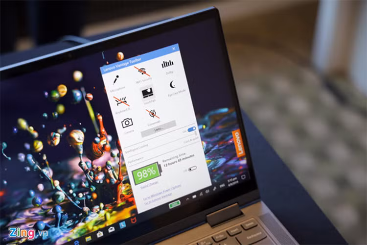 Trên mẫu laptop Lenovo Yoga S740, ứng dụng video call còn hỗ trợ làm mờ phần phông phía sau người gọi, giống tính năng xóa phông trên điện thoại của smartphone. Camera trước này còn hỗ trợ một số tính năng thông minh như tự động dừng phát phim khi người dùng quay mặt đi, hay điều khiển bằng… cử chỉ đầu. 