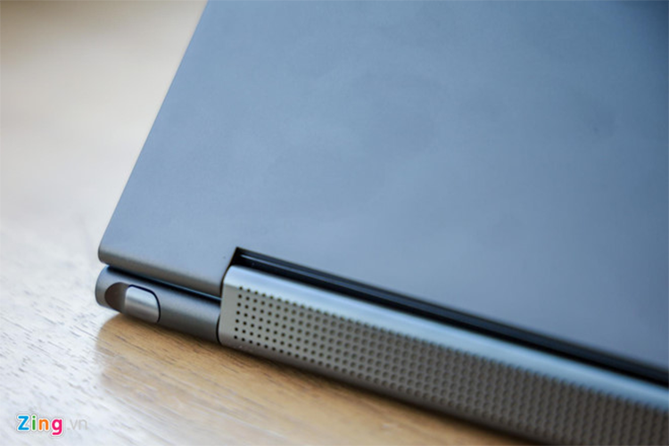 Máy có sẵn bút cảm ứng, có khe cắm bút sau lưng. Tuy nhiên khe cắm này chỉ xoay được 1 chiều, do vậy người dùng vẫn phải đảm bảo cất bút đi đúng chiều. 