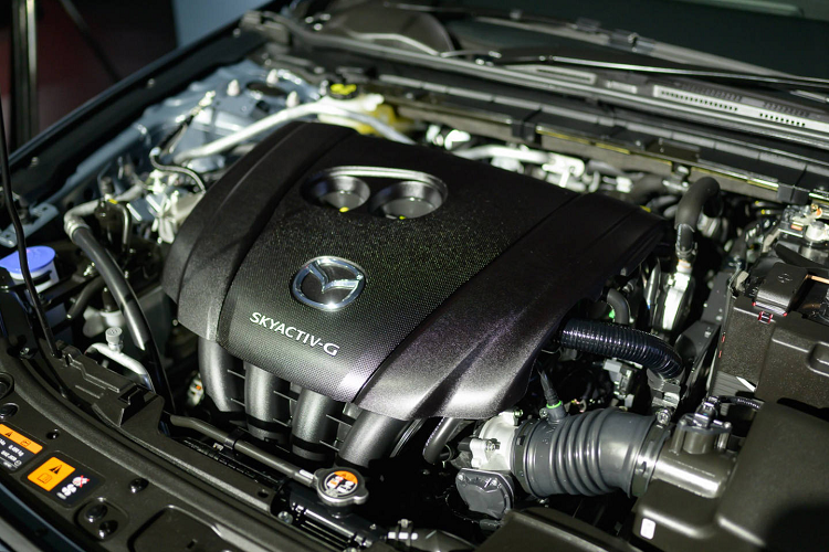 Những thay đổi này đều hướng tới mục tiêu mở rộng không gian khoang cabin thêm thoáng đãng và thoải mái cho hành khách bên trong. Kích thước lớn hơn nhưng cột chữ A trên Mazda3 2019 lại được cắt gọt gọn gàng hơn nhằm cải thiện tầm quan sát cho người lái.