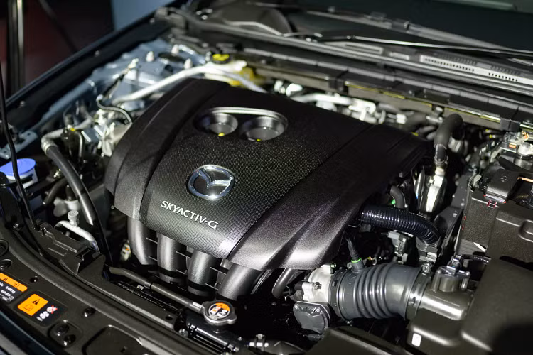 Những thay đổi này đều hướng tới mục tiêu mở rộng không gian khoang cabin thêm thoáng đãng và thoải mái cho hành khách bên trong. Kích thước lớn hơn nhưng cột chữ A trên Mazda3 2019 lại được cắt gọt gọn gàng hơn nhằm cải thiện tầm quan sát cho người lái.