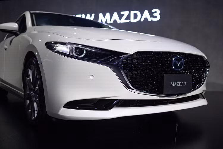 Mazda3 2019 tại Thái Lan có ghế lái chỉnh điện 10 hướng và nhớ 2 vị trí. Hệ thống kết nối Mazda Connect tương thích Apple CarPlay, màn hình trung tâm 8,8 inch, dàn âm thanh Bose 12 loa. Hệ dẫn động cầu trước ở các bản cấp thấp và dẫn động bốn bánh i-Activ AWD dành riêng cho bản cao.