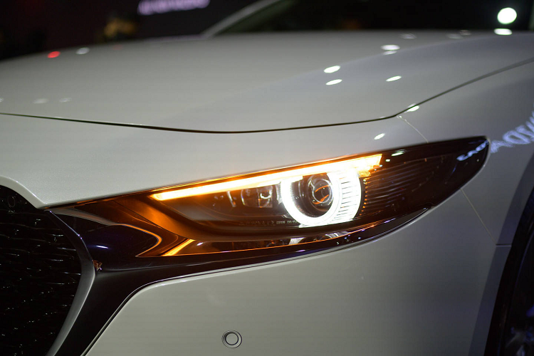 Các tính năng từng xuất hiện trên “đàn anh” CX-5 hay CX-8 như cảnh báo và hỗ trợ giữ làn đường, cảnh báo điểm mù, camera 360, điều khiển hành trình tích hợp radar (MRCC), hỗ trợ phanh chủ động trước/sau… đều có trên Mazda3 2019.