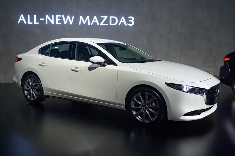 Được miêu tả là “sản phẩm tiên phong cho thời đại mới”, Mazda3 2019 hoàn toàn mới đánh dấu lần đầu tiên một mẫu xe Mazda ra đời từ nền tảng khung gầm SkyActiv-Vehicle Architecture, với nhiều cải tiến ở hệ thống treo, độ êm của ghế ngồi, cũng như tăng khả năng cách âm.