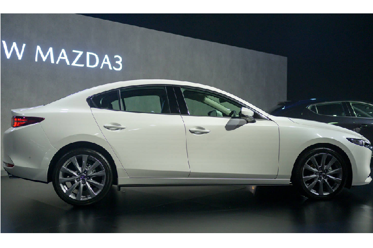 Giá xe Mazda3 2019 mới ở Thái Lan bao gồm sedan và hatchback 5 cửa: 2.0C - 969.000 baht (737 triệu đồng); 2.0S - 1.069.000 baht (814 triệu đồng); 2.0SP - 1.198.000 baht (912 triệu đồng) Nhà phân phối chính hãng các dòng xe Mazda tại Việt Nam cho biết đã có kế hoạch đưa Mazda3 2019 thế hệ mới về trong tương lai gần, cụ thể là vào tháng 10 tới.