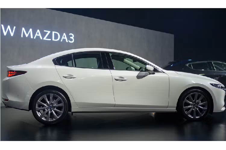 Giá xe Mazda3 2019 mới ở Thái Lan bao gồm sedan và hatchback 5 cửa: 2.0C - 969.000 baht (737 triệu đồng); 2.0S - 1.069.000 baht (814 triệu đồng); 2.0SP - 1.198.000 baht (912 triệu đồng) Nhà phân phối chính hãng các dòng xe Mazda tại Việt Nam cho biết đã có kế hoạch đưa Mazda3 2019 thế hệ mới về trong tương lai gần, cụ thể là vào tháng 10 tới.