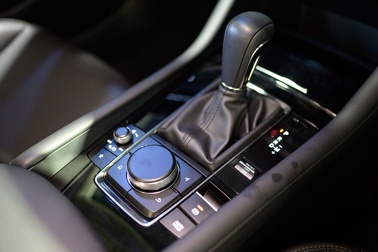 Nội thất Mazda3 2019 càng đáng chú ý hơn khi được cách tân và tăng cường tính chất sang trọng. Vô-lăng 3 chấu thể thao, màn hình trung tâm giải trí kích thước 8,8 inch nằm chính giữa táp-lô, trong khi các khe gió điều hòa được bố trí nằm lệch sang hai bên và được bao quanh bởi những đường viền chrome lịch lãm.