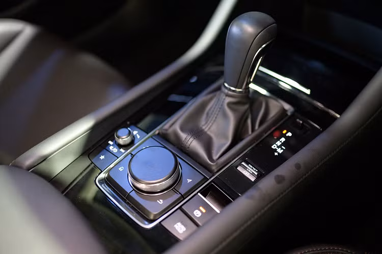 Nội thất Mazda3 2019 càng đáng chú ý hơn khi được cách tân và tăng cường tính chất sang trọng. Vô-lăng 3 chấu thể thao, màn hình trung tâm giải trí kích thước 8,8 inch nằm chính giữa táp-lô, trong khi các khe gió điều hòa được bố trí nằm lệch sang hai bên và được bao quanh bởi những đường viền chrome lịch lãm.