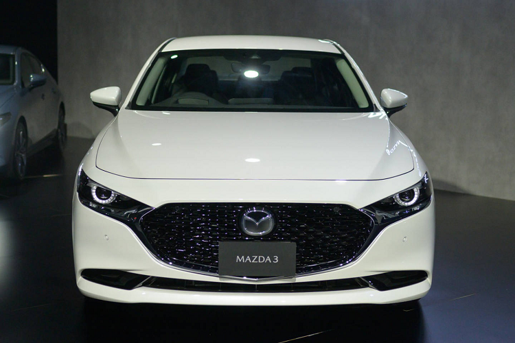 Ngôn ngữ thiết kế trên mẫu xe Mazda3 2019 mới là một bước tiến hóa của ngôn ngữ Kodo quen thuộc, do nhà thiết kế Yasutake Tsuchida cập nhật lại cho phù hợp với thời đại hiện nay.