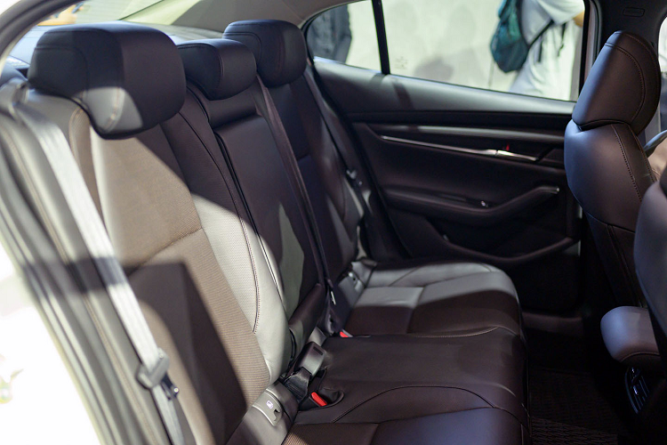 Gói tổ hợp công nghệ hỗ trợ an toàn i-Activsense với nhiều tính năng hỗ trợ nhận diện nguy hiểm, tránh va chạm/giảm thiệt hại và đặc biệt có ga tự động nhận diện chướng ngại vật theo radar mang tên Mazda Radar Cruise Control.