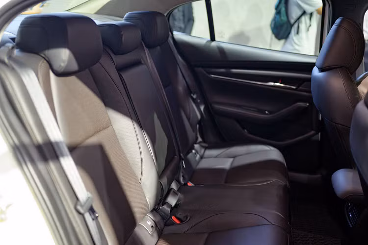 Gói tổ hợp công nghệ hỗ trợ an toàn i-Activsense với nhiều tính năng hỗ trợ nhận diện nguy hiểm, tránh va chạm/giảm thiệt hại và đặc biệt có ga tự động nhận diện chướng ngại vật theo radar mang tên Mazda Radar Cruise Control.