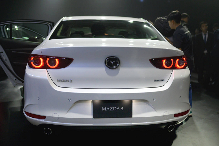 Mặt trước xe là dải đèn pha mỏng, lưới tản nhiệt to bản sơn đen, nhiều chi tiết cách điệu và lượn sóng ở phần dưới cản trước. Ở cột C là cửa sổ nhỏ tinh tế. Trong khi đó phần đuôi có những chi tiết như cánh lướt gió thể thao và ống xả kép năng động, kết hợp cùng dải đèn hậu cũng siêu mỏng vô cùng hiện đại và thời thượng.