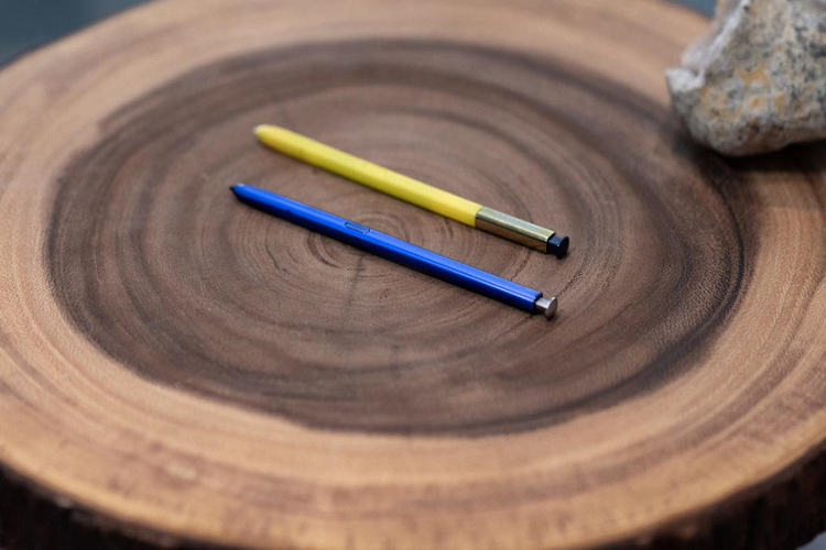 Bút S Pen nhiều tính năng - S Pen là thứ giúp dòng Samsung Galaxy Note trở nên khác biệt so với toàn bộ smartphone khác. Ngoài những tính năng ghi chú thông thường, bút S Pen mới có thể làm làm nhiều việc hơn như xuất chữ viết tay thành văn bản. Bên cạnh đó, chiếc bút này được tính hợp tính năng điều khiển bằng cử chỉ từ xa. Người dùng có thể hướng đầu bút vào màn hình và "vẩy" bút sang bên trái/phải để chuyển đổi các chế độ chụp, lên/xuống để chuyển sang camera selfie và xoay tròn để zoom.