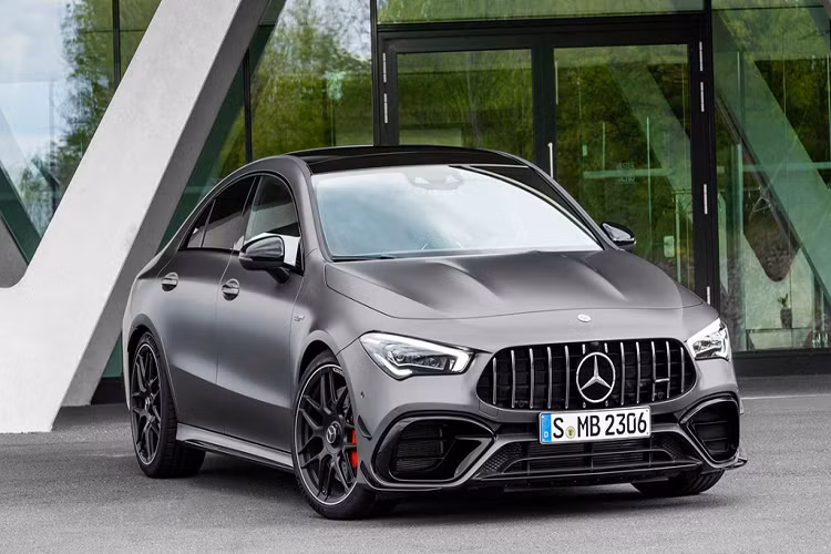 Với phiên bản S, 2 mẫu xe này sẽ có công suất lên đến 422 mã lực và mô men xoắn 500 Nm. Hộp số 8 cấp ly hợp kép và hệ thống dẫn động 4 bánh 4MATIC+ sẽ được trang bị tiêu chuẩn trên cả 2 phiên bản. 