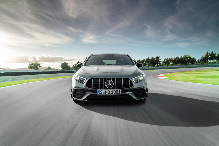 Mercedes-AMG A45 có thời gian tăng tốc 0-100 km/h chỉ trong 4 giây, vận tốc giới hạn điện tử 250 km/h. Để có vận tốc tối đa 270 km/h, khách hàng phải nâng cấp gói AMG Driver’s Package. Trong khi đó, A 45 S có thời gian tăng tốc 0-100 km/h chỉ trong 3,9 giây.