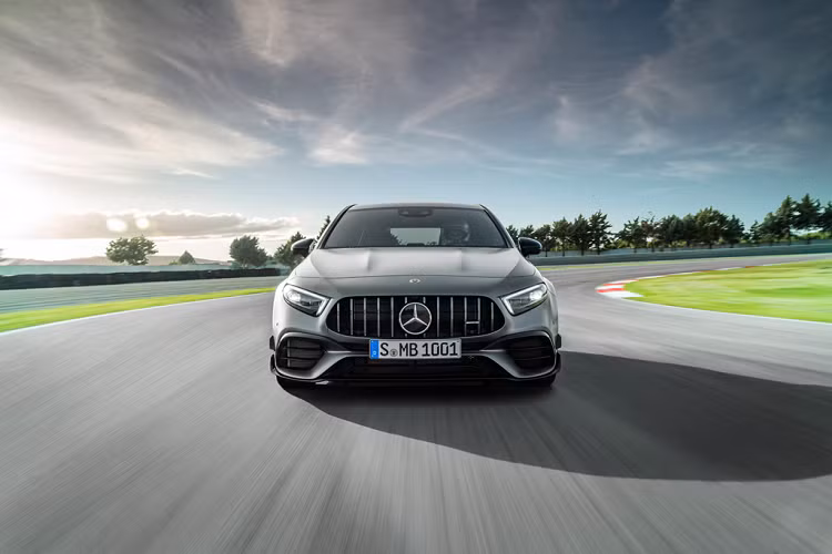 Mercedes-AMG A45 có thời gian tăng tốc 0-100 km/h chỉ trong 4 giây, vận tốc giới hạn điện tử 250 km/h. Để có vận tốc tối đa 270 km/h, khách hàng phải nâng cấp gói AMG Driver’s Package. Trong khi đó, A 45 S có thời gian tăng tốc 0-100 km/h chỉ trong 3,9 giây.