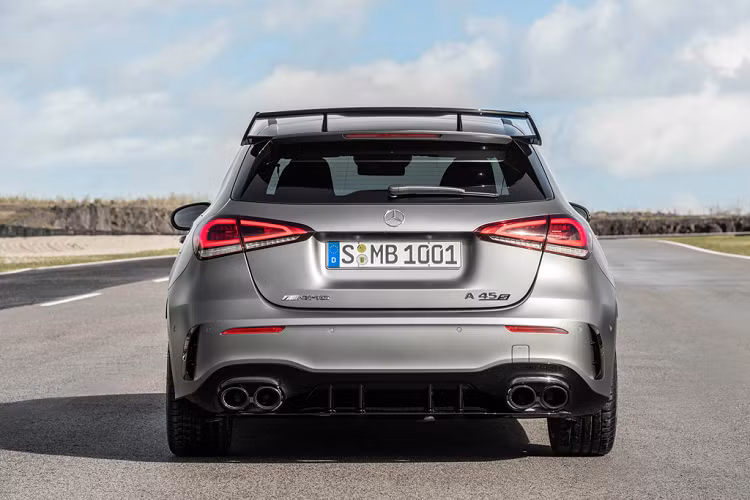 Mẫu xe Mercedes-AMG A45 2020 mới sẽ được trang bị cánh lướt gió kích thước lớn ở phía trên cửa khoang hành lý, trong khi đó AMG CLA45 sẽ trang bị cánh gió dạng đuôi vịt được tích hợp trên cửa cốp. 