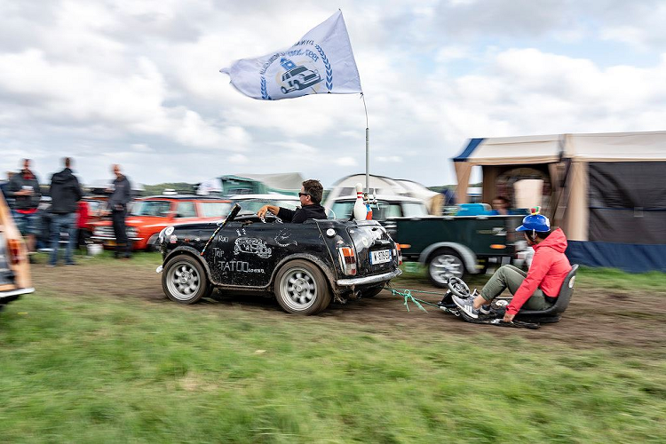 MINI Plant Oxford cũng là điểm khởi đầu cho buổi diễu hành khai mạc IMM 2019. Cuộc diễu hành độc đáo này được dẫn đầu bởi chiếc MINI đầu tiên rời nhà máy trên Thế giới, theo sau là một đoàn xe đại diện cho từng năm sản xuất và chiếc MINI bản kỷ niệm 60 Years Edition "chốt đoàn".