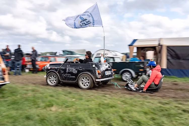 MINI Plant Oxford cũng là điểm khởi đầu cho buổi diễu hành khai mạc IMM 2019. Cuộc diễu hành độc đáo này được dẫn đầu bởi chiếc MINI đầu tiên rời nhà máy trên Thế giới, theo sau là một đoàn xe đại diện cho từng năm sản xuất và chiếc MINI bản kỷ niệm 60 Years Edition "chốt đoàn".