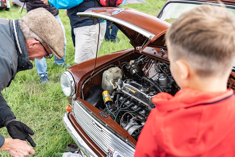 Tại IMM 2019, cộng đồng chơi xe MINI đã có cơ hội đầu tiên để tiếp cận trực tiếp chiếc MINI Cooper SE chạy điện, dự kiến sẽ được sản xuất tại nhà máy MINI Plant Oxford trong tương lai gần.