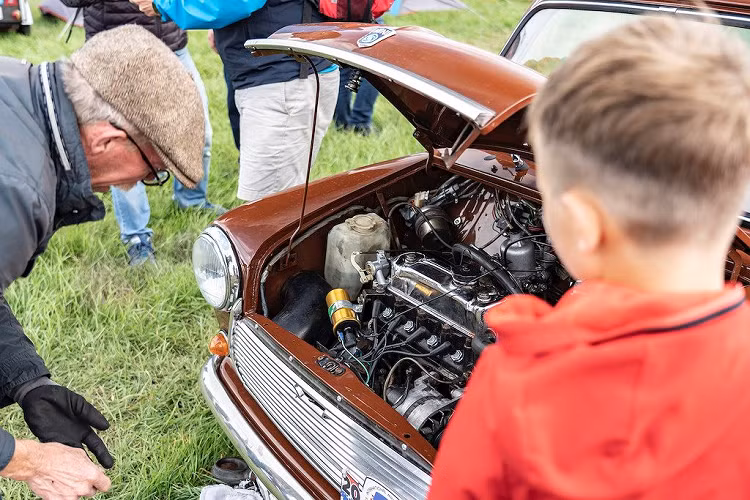 Tại IMM 2019, cộng đồng chơi xe MINI đã có cơ hội đầu tiên để tiếp cận trực tiếp chiếc MINI Cooper SE chạy điện, dự kiến sẽ được sản xuất tại nhà máy MINI Plant Oxford trong tương lai gần.