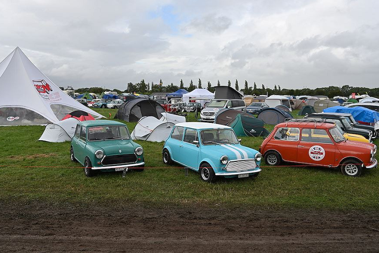 Nhiều người trong số họ đã đi hàng trăm hoặc thậm chí là hàng ngàn km trên chính những chiếc MINI của mình. Tại mỗi địa điểm, những chiếc MINI cổ điển trong tình trạng hoàn hảo đều được xếp cạnh các hậu duệ của mình - không có bất kỳ một sự phân biệt nào ở đây.