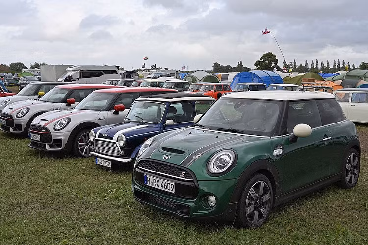 Cứ mỗi 5 năm, IMM lại được tổ chức tại Anh - quê nhà của MINI và vào dịp kỷ niệm 60 tuổi, một buổi dạ tiệc sinh nhật hoành tráng đã diễn ra tại vùng Bristol. Năm 2019 này là dịp để MINI nhìn về quá khứ, đồng thời đóng vai trò là bàn đạp bước vào một kỷ nguyên mới.