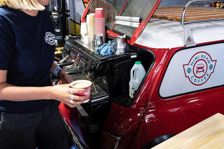 Đoàn xe MINI đã mang đến một cảnh tượng tuyệt vời cho tất cả người hâm mộ. Và ngay cả những người dân Bristol cũng đã phải thốt lên từ lóng địa phương "Gert lush!" - nghĩa là "tuyệt vời" ở bất kỳ nơi nào những chiếc xe MINI lăn bánh qua!