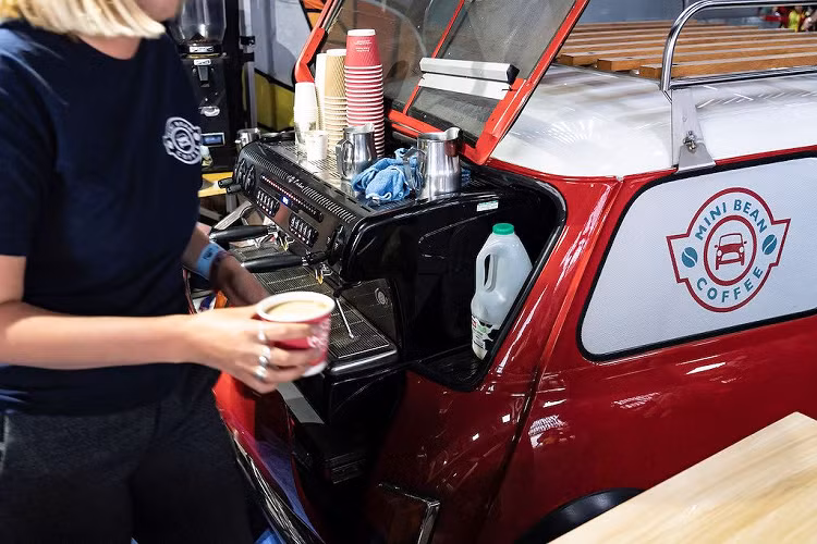 Đoàn xe MINI đã mang đến một cảnh tượng tuyệt vời cho tất cả người hâm mộ. Và ngay cả những người dân Bristol cũng đã phải thốt lên từ lóng địa phương "Gert lush!" - nghĩa là "tuyệt vời" ở bất kỳ nơi nào những chiếc xe MINI lăn bánh qua!