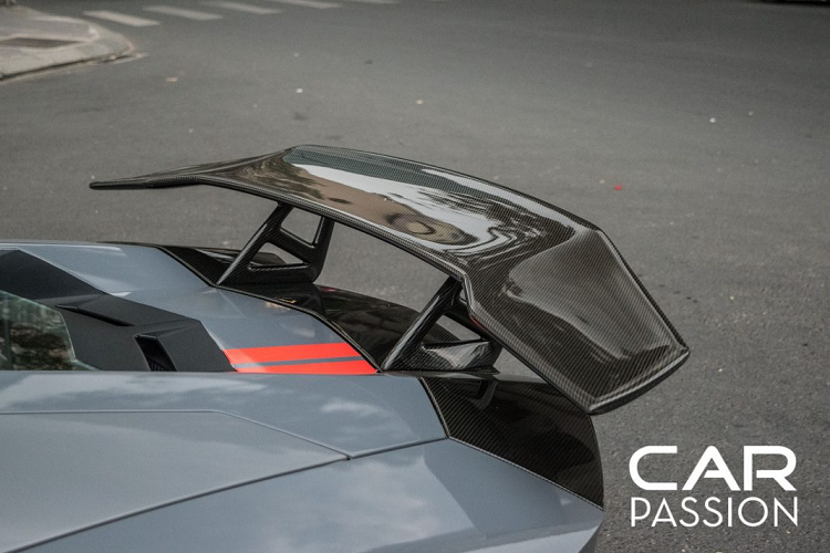 Có thể thấy thời gian gần đây, màu xám xi măng là một sắc màu khá thịnh hành khi được khá nhiều người chơi xe lựa chọn trang bị cho chiếc xe của mình. Đi kèm với lớp áo màu xám xi măng chính là hai đường kẻ màu đỏ chạy dọc thân xe, cùng màu với cùm phanh. Đây là một cách phối màu khá thú vị và nổi bật trên nền màu tối của chiếc xe.