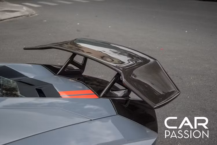 Có thể thấy thời gian gần đây, màu xám xi măng là một sắc màu khá thịnh hành khi được khá nhiều người chơi xe lựa chọn trang bị cho chiếc xe của mình. Đi kèm với lớp áo màu xám xi măng chính là hai đường kẻ màu đỏ chạy dọc thân xe, cùng màu với cùm phanh. Đây là một cách phối màu khá thú vị và nổi bật trên nền màu tối của chiếc xe.