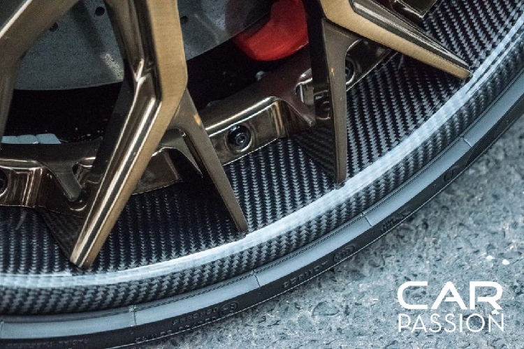 Ngoài ra, chiếc xe còn được trang bị thêm cánh gió DMC cỡ lớn được làm bằng carbon. Cánh gió lớn không chỉ giúp chiếc xe tăng lực ép mà còn cải thiện khá nhiều về mặt thẩm mĩ. Chiếc xe còn được trang bị một bộ mâm mới đến từ thương hiệu Avant Garde của Mỹ.