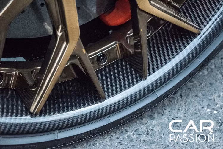 Ngoài ra, chiếc xe còn được trang bị thêm cánh gió DMC cỡ lớn được làm bằng carbon. Cánh gió lớn không chỉ giúp chiếc xe tăng lực ép mà còn cải thiện khá nhiều về mặt thẩm mĩ. Chiếc xe còn được trang bị một bộ mâm mới đến từ thương hiệu Avant Garde của Mỹ.