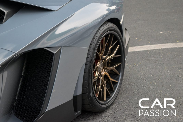 Bộ mâm AGL43 thuộc dòng AG Luxury Forged với các tùy chọn về chi tiết mâm xe. Có thể thấy, bộ mâm này đã được lựa chọn với viền mâm có họa tiết carbon khá độc đáo và bắt mắt. Với những bộ mâm từ Avant Garde, khách hàng có thể tự lựa chọn cách phối màu của mâm xe trên chính trang web của hãng.