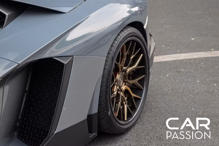 Bộ mâm AGL43 thuộc dòng AG Luxury Forged với các tùy chọn về chi tiết mâm xe. Có thể thấy, bộ mâm này đã được lựa chọn với viền mâm có họa tiết carbon khá độc đáo và bắt mắt. Với những bộ mâm từ Avant Garde, khách hàng có thể tự lựa chọn cách phối màu của mâm xe trên chính trang web của hãng.