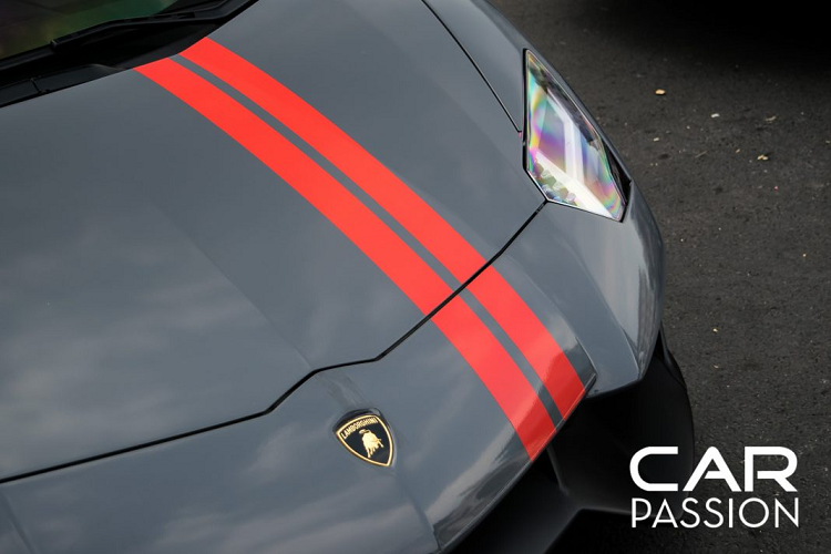 So với những ngày đầu về nước, chiếc Lamborghini Aventador độ bodykit 50th này đã được trang bị thêm khá nhiều thay đổi. Thay cho lớp sơn gốc với màu trắng nhám Bianco Canopus, chủ nhân đã quyết định lựa chọn cho chiếc xe lớp áo màu xám xi măng bằng phương thức dán đổi màu.