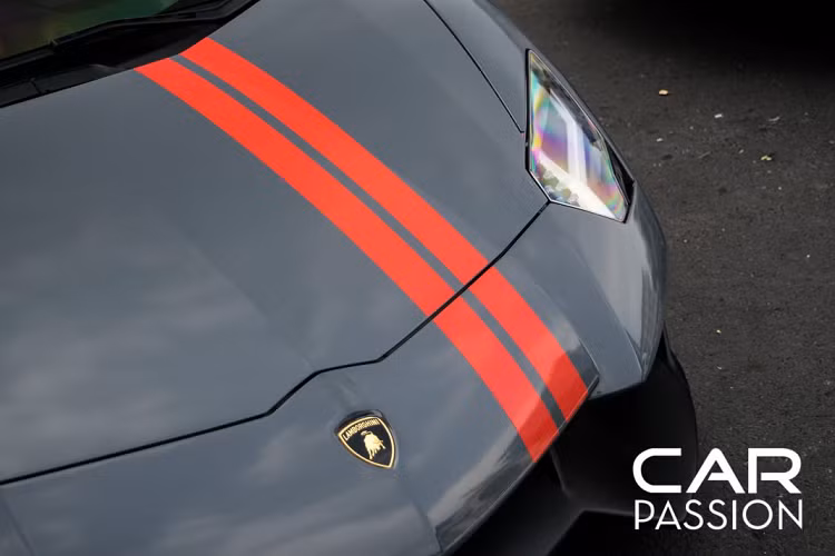 So với những ngày đầu về nước, chiếc Lamborghini Aventador độ bodykit 50th này đã được trang bị thêm khá nhiều thay đổi. Thay cho lớp sơn gốc với màu trắng nhám Bianco Canopus, chủ nhân đã quyết định lựa chọn cho chiếc xe lớp áo màu xám xi măng bằng phương thức dán đổi màu.