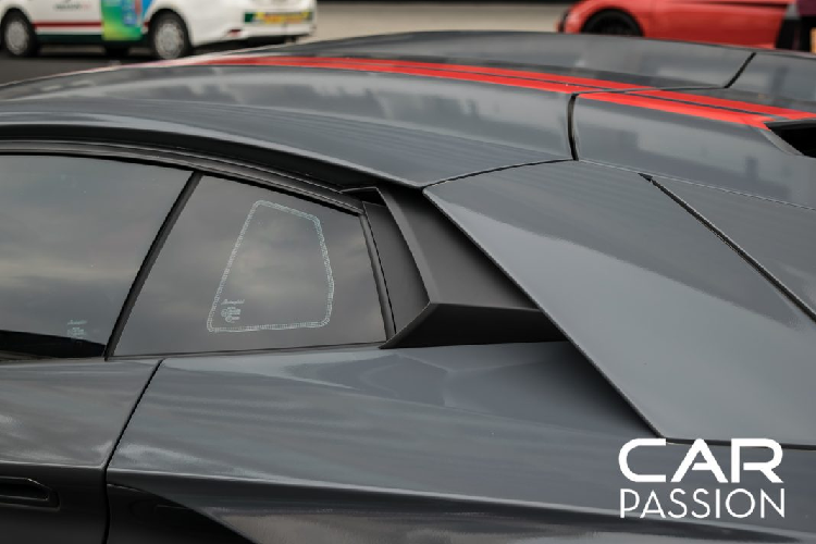 Aventador mang trên mình thiết kế góc cạnh, mạnh mẽ thay cho nét “mềm” của đàn anh Murcielago. Thừa hưởng thiết kế cửa cắt kéo kèm với những đường nét có phần góc cạnh, Aventador hầm hố hơn rất nhiều so với mẫu xe Huracan cấp dưới. Trên phiên bản 50th anniversario, phần cản trước của xe được thiết kế lại với các hốc tản nhiệt liền mạch và rộng hơn thay vì bản coupe. Phần đuôi được thiết kế lại với nhiều khoảng trống hơn giúp tăng khả năng vận hành của chiếc xe.