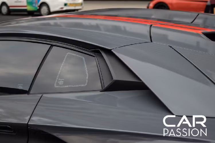 Aventador mang trên mình thiết kế góc cạnh, mạnh mẽ thay cho nét “mềm” của đàn anh Murcielago. Thừa hưởng thiết kế cửa cắt kéo kèm với những đường nét có phần góc cạnh, Aventador hầm hố hơn rất nhiều so với mẫu xe Huracan cấp dưới. Trên phiên bản 50th anniversario, phần cản trước của xe được thiết kế lại với các hốc tản nhiệt liền mạch và rộng hơn thay vì bản coupe. Phần đuôi được thiết kế lại với nhiều khoảng trống hơn giúp tăng khả năng vận hành của chiếc xe.