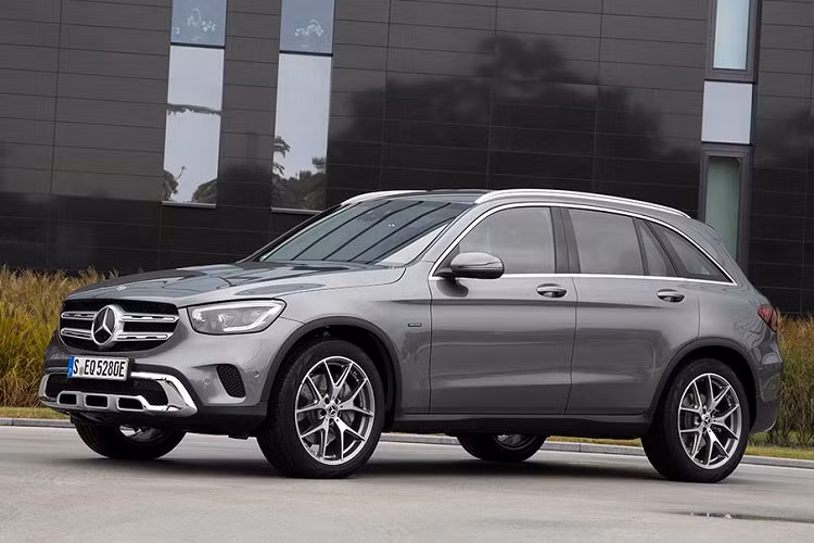 Phần sau của GLE 350de bố trí ổ sạc điện tương thích cả dòng điện xoay chiều AC và dòng một chiều DC. Ổ sạc điện nằm ở vách thân xe bên trái, đối xứng với nắp bình nhiên liệu (dầu) ở vách thân xe bên phải. Với các trạm sạc DC, bộ pin nguồn có thể sạc trong khoảng 20 phút từ 10-80% hoặc mất khoảng 30 phút từ 10-100% dung lượng.