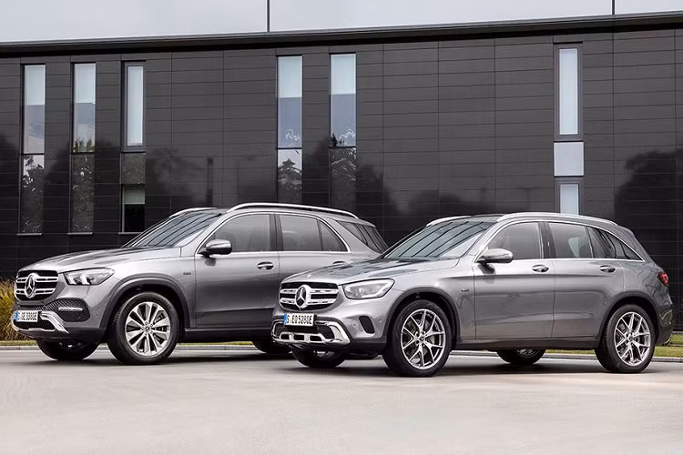 Trước thềm triển lãm ô tô IAA Frankfurt 2019 sắp khai màn tuần này ở Đức, Mercedes-Benz vừa chính thức công bố 2 mẫu xe Plug-in-Hybrid mới là Mercedes GLC 300e 4MATIC mới và GLE 350de 4MATIC. Đây là 2 thành viên mới nhất trong đội hình sản phẩm xe PHEV của Mercedes với mác hiệu EQ Power.