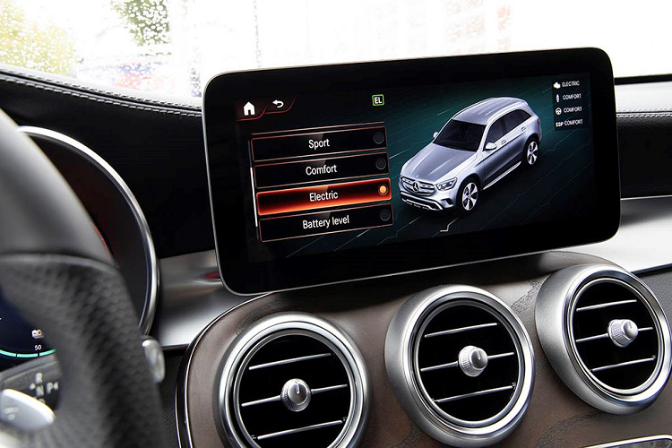 Hệ động lực hybrid trên Mercedes GLC 300e 4MATIC kết hợp giữa động cơ xăng I4 công suất 211 mã lực và mô-men xoắn 350Nm – 2 tham số tương tự như động cơ của bản GLC 250 đang bán tại Việt Nam – kết hợp với một động cơ điện 90 kW nhưng mô-men xoắn tới 440Nm, và bộ pin nguồn 13,5 kWh.