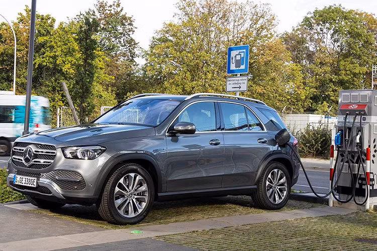 Kết hợp những đặc tính ưu việt của dòng xe GLE-Class thế hệ mới, phiên bản GLE 350de 4MATIC còn thân thiện môi trường và cực kỳ tiết kiệm nhiên liệu nhờ hệ động lực Hybrid sạc điện (PHEV – Plug-in-Hybrid Vehicle) kết hợp giữa động cơ dầu và mô tơ điện.
