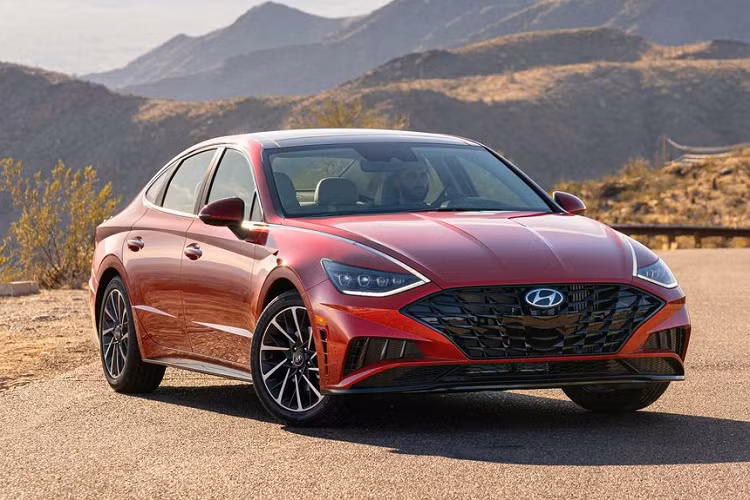 Về tổng quan phân khúc sedan hạng trung, Hyundai Sonata 2020 mới chắc chắn là cái tên tạo nên nhiều sự khác biệt nhất. “Ngoại thất hoang dã”, “nội thất hiện đại”, “ấn tượng” là những cụm từ đã được Phó Tổng biên tập Motor1.com – Clint Simone sử dụng để miêu tả về những trải nghiệm đầu tiên trên mẫu xe này.
